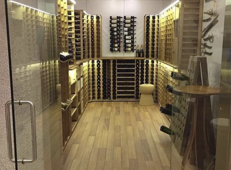 Instalación Botelleros de Madera en Roble